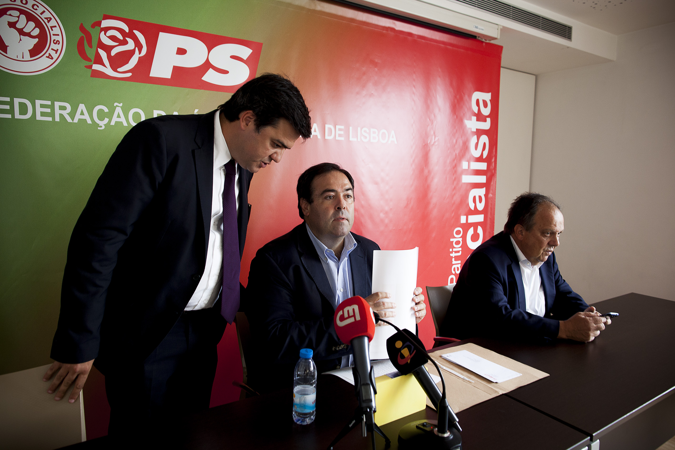 Galamba fala de "risco de fraude" eleitoral, Perestrello afasta ... - Público.pt